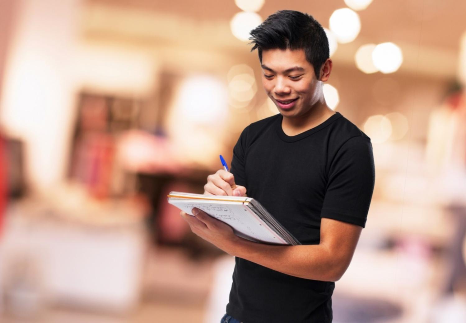 Profesionales trabajando en análisis financiero